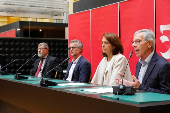 Kinder mit einer guten Motorik sind auch in anderen Bereichen ausgeglichener. Diesen Zusammenhang zeigte heute VSS-Obmann Günther Andergassen (erster von rechts) auf. (Foto: LPA/Verena Hilber)