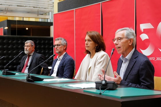 Kinder mit einer guten Motorik sind auch in anderen Bereichen ausgeglichener. Diesen Zusammenhang zeigte heute VSS-Obmann Günther Andergassen (erster von rechts) auf. (Foto: LPA/Verena Hilber)