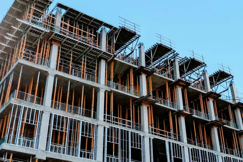 Il Comitato Tecnico Provinciale ha il compito di esaminare progetti attinenti alle strutture sanitarie e socio-assistenziali, strutture scolastiche, teatri, studentati e impianti sportivi, acquedotti, fognature, impianti di depurazione delle acque e impianti per lo smaltimento dei rifiuti. (Foto: Unsplash/Tolu Olubode)