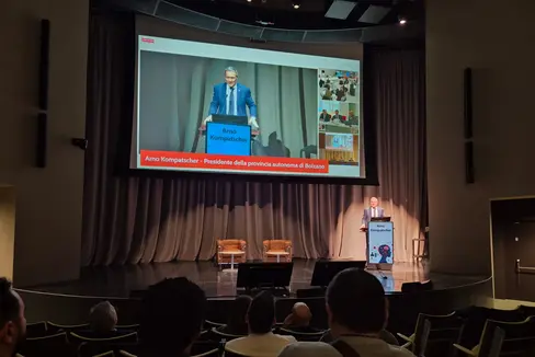 Landeshauptmann Arno Kompatscher begrüßte die Teilnehmerinnen und Teilnehmer bei der Tagung, die der Cerchio ICT am 20. November online und in Präsenz abgehalten hat. (Foto: SIAG)