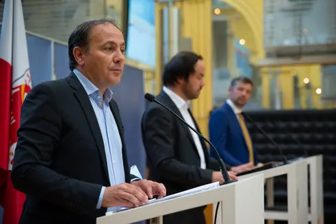 Oggi a Bolzano gli assessori Vettorato, Achammer e Alfreider hanno tracciato un bilancio dell'anno scolastico in Alto Adige (Foto: ASP/Fabio Brucculeri)