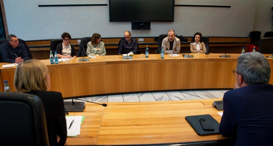 Vertreterinnen und Vertreter der vier Gewerkschaftsbünde haben sich heute (24. April) zu einem informellen Austausch mit Landeshauptmann Kompatscher und Landesrätin Amhof getroffen. (Foto: LPA/Fabio Brucculeri)