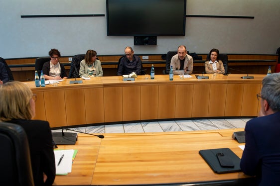 I rappresentanti delle quattro confederazioni sindacali si sono incontrati oggi (24 aprile) con il presidente Kompatscher e l'assessora provinciale Amhof. (Foto: ASP/Fabio Brucculeri)