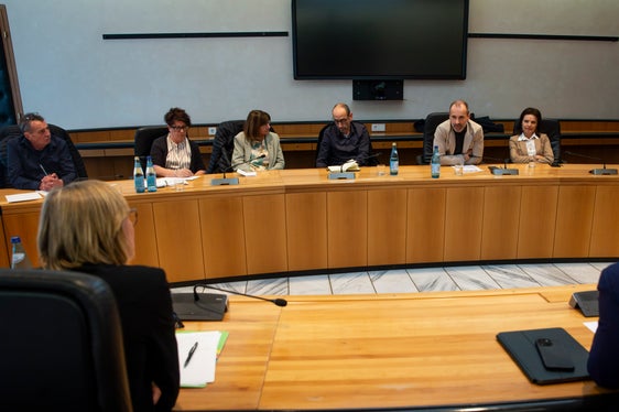 I rappresentanti delle quattro confederazioni sindacali si sono incontrati oggi (24 aprile) con il presidente Kompatscher e l'assessora provinciale Amhof. (Foto: ASP/Fabio Brucculeri)