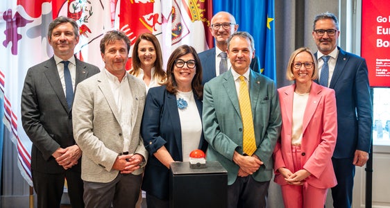 Vernetzte Jobbörsen in Tirol, Südtirol und Trentino: Gruppenfoto mit (von links) Landeshauptmannstellvertreter Achille Spinelli (Trentino), Bernhard Pichler (AMS Tirol), Landesrätin Astrid Mair (Tirol), Stefania Terlizzi (Arbeitsagentur Trentino), Euregio-Präsident und Landeshauptmann Anton Mattle (Tirol), Stefan Luther (Südtiroler Landesabteilung Arbeitsmarktservice), Landesrätin Magdalena Amhof und Landeshauptmann Arno Kompatscher (beide Südtirol) (Foto: Land Tirol/Fitsch)