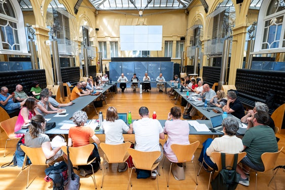 Laut Vorschlag des Landes am Verhandlungstisch im Palais Widmann in Bozen könnte die auf 13 Monatsgehälter berechnete Gehaltsanpassung für die öffentlichen Bediensteten 277 bis 388 Euro brutto monatlich je nach Funktionsebene ausmachen. (Foto: LPA/Fabio Brucculeri)