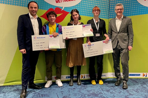 Sieger Sprache kreativ Oberschule (v. l.): Landesrat Philipp Achammer, 2. Platz Andreas Kofler, 1. Platz Olivia Kaufmann, 3. Platz Mathilde Unterpertinger Cariolato, Mariano Paris (Leiter Corporate Communication und Marketing Volksbank) (Foto: LPA/Deutsche Bildungsdirektion)