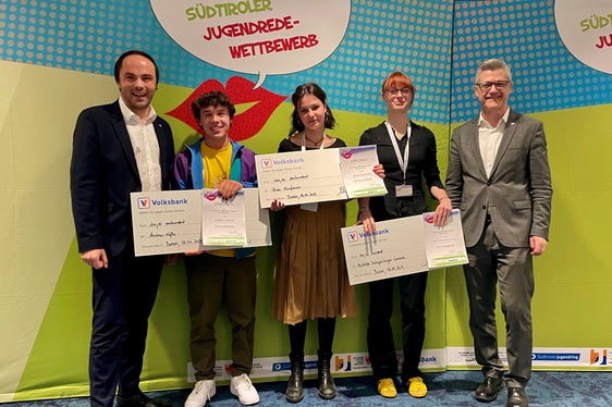 Sieger Sprache kreativ Oberschule (v. l.): Landesrat Philipp Achammer, 2. Platz Andreas Kofler, 1. Platz Olivia Kaufmann, 3. Platz Mathilde Unterpertinger Cariolato, Mariano Paris (Leiter Corporate Communication und Marketing Volksbank) (Foto: LPA/Deutsche Bildungsdirektion)