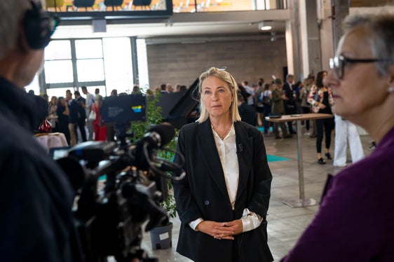 La direttrice della Ripartizione diritto allo studio, Rolanda Tschugguel (a destra), e la direttrice dell'Ufficio orientamento scolastico e professionale, Alexa Seebacher, all'inaugurazione della fiera Futurum (Foto: ASP/Fabio Brucculeri)