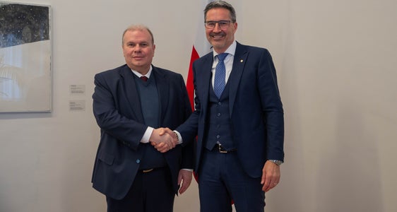 Paolo Sartori (l.) ist seit 1. März neuer Quästor von Bozen. Beim Antrittsbesuch bei Landeshauptmann Kompatscher wurde vor allem das Thema Prävention besprochen. (Foto: LPA/Greta Stuefer)