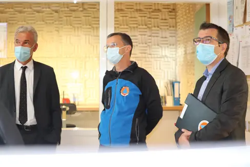 Da sin.: l'assessore alla Protezione Civile, Arnold Schuler, il coordinatore del Centro viabilità, Markus Rauch, e il direttore d'ufficio, Günther Walcher, durante la prova d'allarme della Protezione civile di oggi (Foto: ASP / Maja Clara)