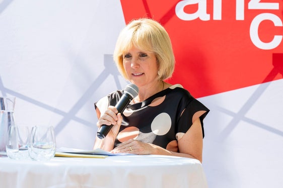 La sostenibilità sociale e la giustizia sociale fanno parte delle mie responsabilità: si tratta di difendere coloro che non hanno una base solida alle spalle, ha spiegato l’assessora provinciale Deeg nel corso della conferenza stampa. (Foto: ASP/Manuela Tessaro)