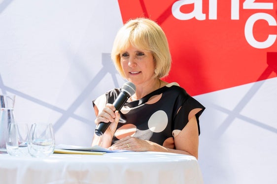 La sostenibilità sociale e la giustizia sociale fanno parte delle mie responsabilità: si tratta di difendere coloro che non hanno una base solida alle spalle, ha spiegato l’assessora provinciale Deeg nel corso della conferenza stampa. (Foto: ASP/Manuela Tessaro)