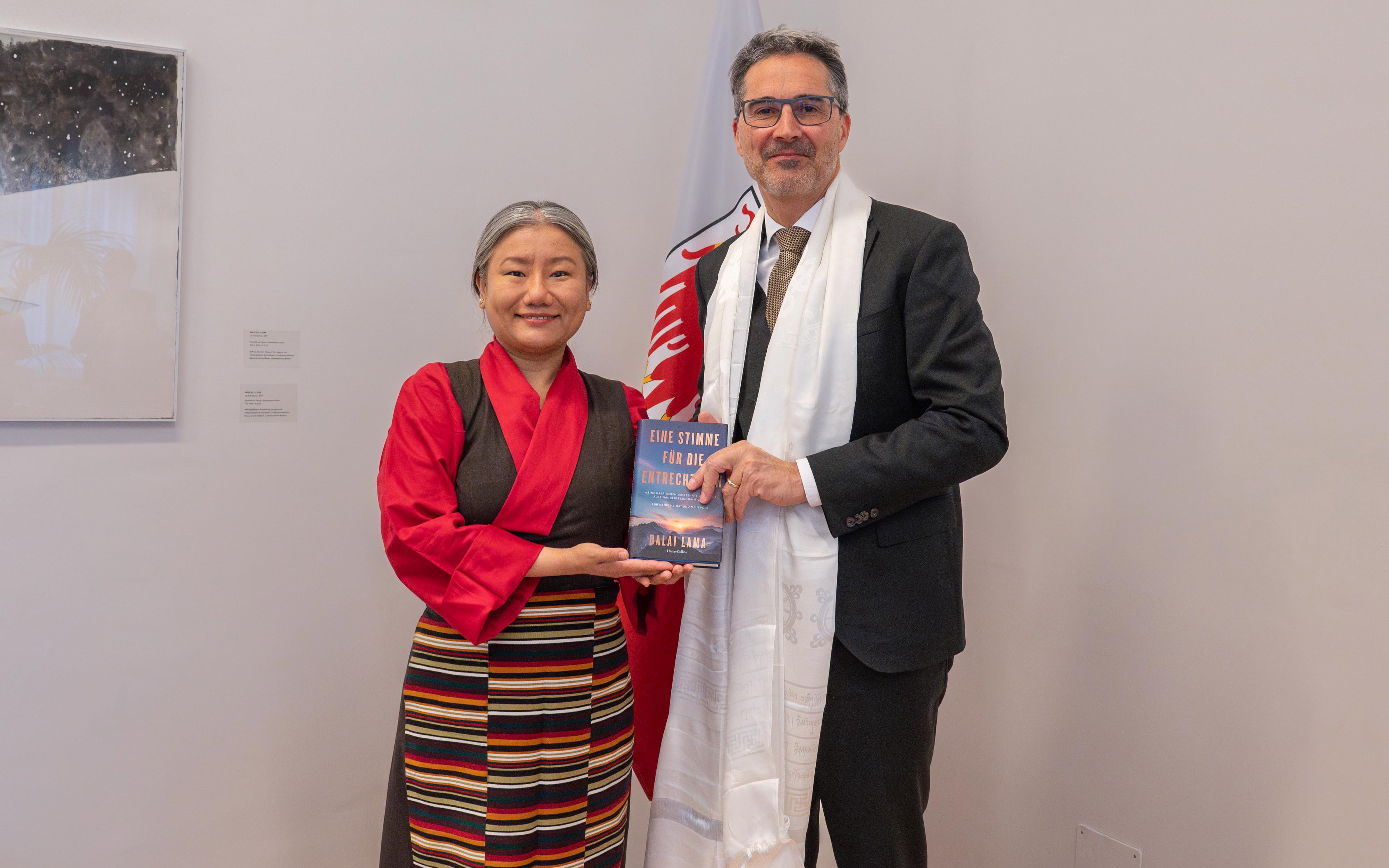 Thinlay Chukki ha fatto omaggio al presidente Kompatscher della tradizionale sciarpa di benvenuto dei tibetani, la khata, e dell'edizione in tedesco dell'ultimo libro del Dalai Lama, Una voce per chi non ha voce. (Foto: USP/Greta Stuefer)