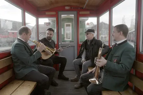 Sieben Alpenregionen haben am Videoparcours Die Reise der Gegenstände gearbeitet. Er ist nun abgeschlossen und wird am internationalen Tag der kulturellen Vielfalt für Dialog und Entwicklung am 21. Mai 2024 sieben Museen in sieben Alpenregionen eröffnet. (Foto: Arge-Alp)
