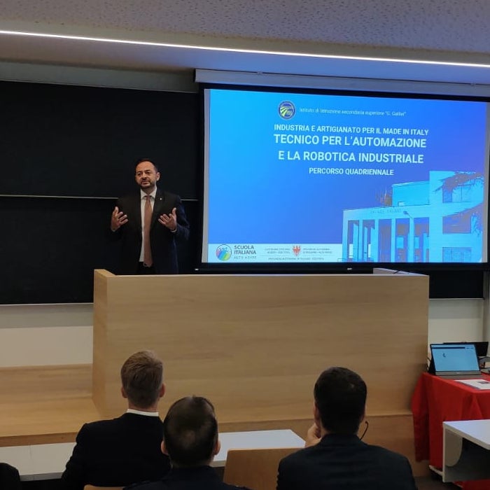 Landesrat Marco Galateo stellte heute (18. Oktober) den neuen Lehrgang Industrie und Handwerk – Techniker für Automation und Industrierobotik vor. (Foto: LPA/Martin Boschetti)