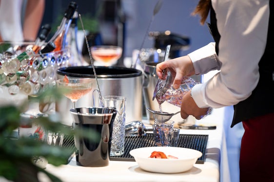 Am Stand der Landeshotelfachschule Kaiserhof werden alkoholfreie Cocktails zubereitet. (Foto: LPA/Fabio Brucculeri)