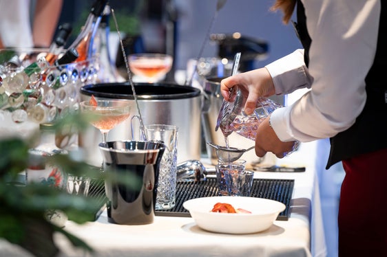 Nello stand della Scuola alberghiera provinciale Kaiserhof si preparano cocktail analcolici. (Foto: USP/Fabio Brucculeri)