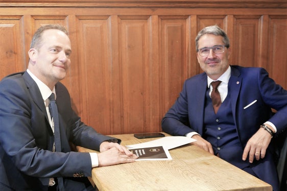 Der Ministerpräsident der deutschsprachigen Gemeinschaft Belgiens, Paasch (l.) mit dem von LH Kompatscher überbrachten Empfehlungspapier der Nachhaltigkeitstage Südtirol 2022. (Foto: LPA)