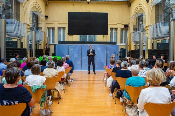 I dipendenti provinciali in pensione hanno ricevuto una spilla d'oro con l'aquila della Provincia (Foto: ASP/Greta Stuefer)