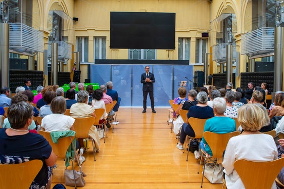 I dipendenti provinciali in pensione hanno ricevuto una spilla d'oro con l'aquila della Provincia (Foto: ASP/Greta Stuefer)