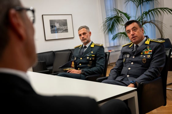 Landeshauptmann Arno Kompatscher (von hinten) begrüßte im Palais Widmann Brigadegeneral Gavino Putzu (rechts), der von Landeskommandanten Oberst Giuseppe Dinoi begleitet wurde. (Foto: LPA/Fabio Brucculeri)