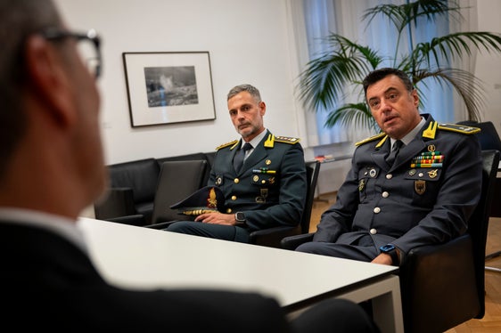 Il colloquio tra il presidente Kompatscher (di spalle) e il generale di Brigata Putzu (a destra), affiancato dal comandante provinciale della Guardia di Finanza, colonnello Giuseppe Dinoi. (Foto: USP/Fabio Brucculeri)