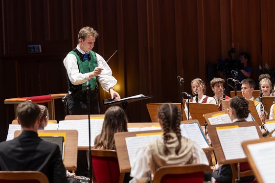 Der Dirigent aus Südtirol, Hannes Schrötter, beim Auftritt 2024 in Toblach (Foto: LPA/Tiberio Sorvillo)