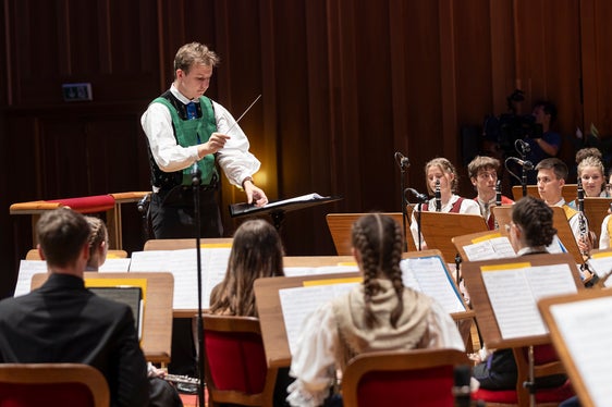 Il direttore d'orchestra altoatesino Hannes Schrötter si esibisce a Dobbiaco. (Foto: USP/Tiberio Sorvillo)