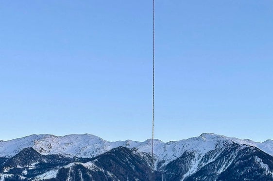 Uno degli elicotteri impegnati nelle operazioni di spegnimento del rogo nei boschi sopra Laces. (Foto: USP)