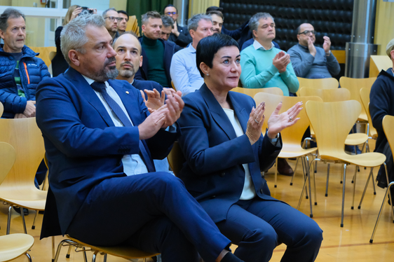 Il direttore generale della Provincia Alexander Steiner, al fianco dell'assessora provinciale Ulli Mair, ha portato ai presenti i saluti del presidente della Provincia Arno Kompatscher (Foto: USP/Lukas Forer)