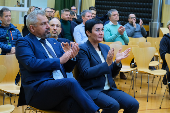 Landesrätin Ulli Mair und Generaldirektor Alexander Steiner bei der Cybersecurity-Week. (Foto: LPA/Lukas Forer)