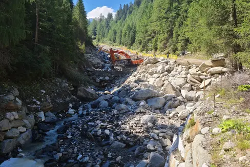 L'Ufficio Sistemazione bacini montani ovest è al lavoro per ultimare la costruzione di opere di consolidamento nel corso medio del rio Lasa. (Foto: ASP/Ufficio bacini montani Ovest)