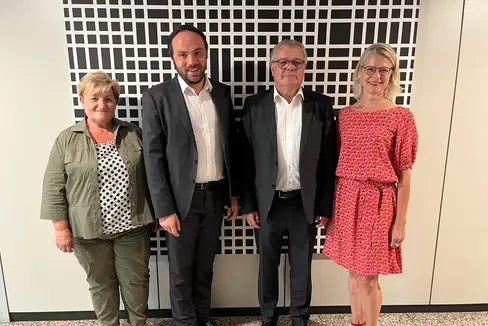 Visita inaugurale dei membri del Consiglio amministrativo della Federazione Cori dell'Alto Adige. Nella foto (da sx) la vice presidente Margareth Greif, l'assessore provinciale alla Cultura tedesca Philipp Achammer, il presidente della Federazione Erich Deltedesco e la referente alle Finanze Carmen Seidner (Foto: LPA/René Ploner)