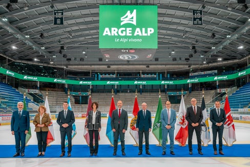 Bei der 55. Konferenz der Regierungschefs der Arbeitsgemeinschaft der Alpenregionen (ARGE ALP) trafen sich (von links): Staatssekretär Raffaele Cattaneo (Lombardei), Landeshauptmann-Stellvertreterin Rosmarie Pamer (Südtirol), Staatsminister Eric Beißwenger (Bayern), Landeshauptmann-Stellvertreterin Francesca Gerosa (Trentino), Regierungsrat Norman Gobbi (Tessin), Landeshauptmann Wilfried Haslauer, Regierungsrat Marc Mächler (St. Gallen), Landeshauptmann Anton Mattle und Regierungsrat Martin Bühler (Graubünden). (Foto: Kanton Tessin)