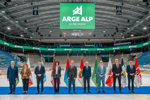 Bei der 55. Konferenz der Regierungschefs der Arbeitsgemeinschaft der Alpenregionen (ARGE ALP) trafen sich (von links): Staatssekretär Raffaele Cattaneo (Lombardei), Landeshauptmann-Stellvertreterin Rosmarie Pamer (Südtirol), Staatsminister Eric Beißwenger (Bayern), Landeshauptmann-Stellvertreterin Francesca Gerosa (Trentino), Regierungsrat Norman Gobbi (Tessin), Landeshauptmann Wilfried Haslauer, Regierungsrat Marc Mächler (St. Gallen), Landeshauptmann Anton Mattle und Regierungsrat Martin Bühler (Graubünden). (Foto: Kanton Tessin)