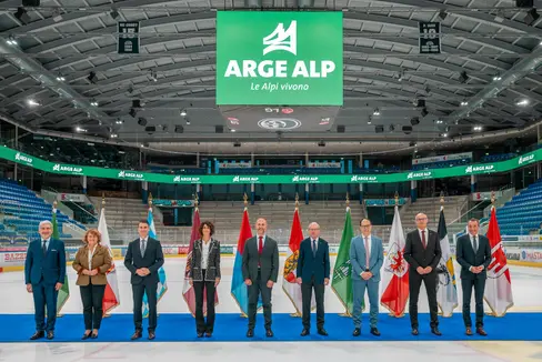Bei der 55. Konferenz der Regierungschefs der Arbeitsgemeinschaft der Alpenregionen (ARGE ALP) trafen sich (von links): Staatssekretär Raffaele Cattaneo (Lombardei), Landeshauptmann-Stellvertreterin Rosmarie Pamer (Südtirol), Staatsminister Eric Beißwenger (Bayern), Landeshauptmann-Stellvertreterin Francesca Gerosa (Trentino), Regierungsrat Norman Gobbi (Tessin), Landeshauptmann Wilfried Haslauer, Regierungsrat Marc Mächler (St. Gallen), Landeshauptmann Anton Mattle und Regierungsrat Martin Bühler (Graubünden). (Foto: Kanton Tessin)
