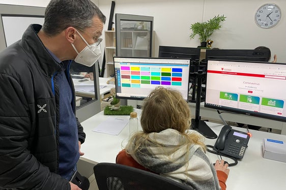 Koordinator Markus Rauch (stehend) begleitete die Arbeit der Mitarbeitenden der Telefonzentrale des Bürgertelefons persönlich und regelmäßig. (Foto: LPA/Maja Clara)
