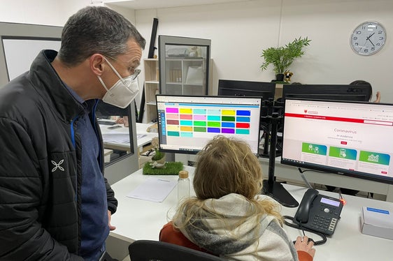 Il coordinatore Markus Rauch (in piedi) ha seguito il lavoro degli operatori del call center di assistenza ai cittadini (Foto: ASP/Maja Clara)