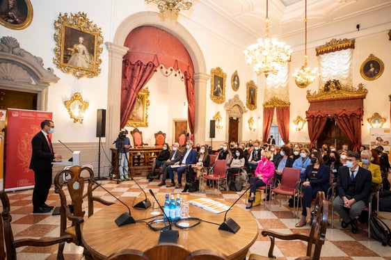 Nel Palazzo mercantile di Bolzano si è svolta la cerimonia di consegna dei certificati. Il segretario generale della Camera di Commercio Alfred Aberer ha elogiato la lungimiranza delle aziende certificate. (Foto: Camera di Commercio/Marion Lafogler)