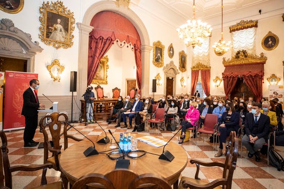 Nel Palazzo mercantile di Bolzano si è svolta la cerimonia di consegna dei certificati. Il segretario generale della Camera di Commercio Alfred Aberer ha elogiato la lungimiranza delle aziende certificate. (Foto: Camera di Commercio/Marion Lafogler)