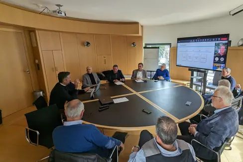 Discussione sul raddoppio della linea ferroviaria Merano-Bolzano con l'assessore Alfreider, il direttore della STA Dejaco e i rappresentanti dei Comuni e dell'Unione degli agricoltori (Foto: ASP/Ingo Dejaco)