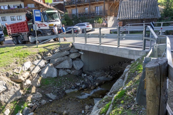 Die Brücke über den Tesselbergbach in Gais wurde komplett abgerissen und 1,5 Meter flussabwärts weiter weg wieder neu aufgebaut. (Foto: LPA)