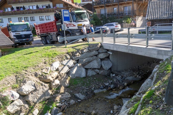 Die Brücke über den Tesselbergbach in Gais wurde komplett abgerissen und 1,5 Meter flussabwärts weiter weg wieder neu aufgebaut. (Foto: LPA)