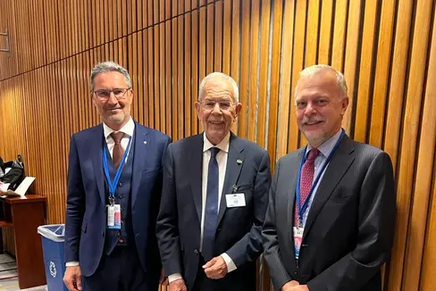 Da sinistra il presidente della Provincia, il presidente della Repubblica austriaca, Alexander Van der Bellen, e il vice rappresentante permanente italiano all'ONU Gianluca Greco (Foto: ASP)