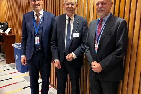 Da sinistra il presidente della Provincia, il presidente della Repubblica austriaca, Alexander Van der Bellen, e il vice rappresentante permanente italiano all'ONU Gianluca Greco (Foto: ASP)