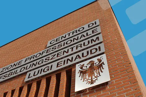 Schülerinnen und Schüler und die Arbeitswelt treffen sich in der Landesberufsschule für Handwerk und Industrie Luigi Einaudi in Bozen zu einem Job-Speed-Dating am Mittwoch, 8. April. (Foto: LPA)