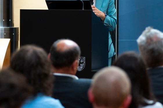 Jede Mitarbeiterin und jeder Mitarbeiter bringt mit ihren oder seinen individuellen Fähigkeiten einen großen Mehrwert in die Landesverwaltung“, sagte Landesrätin Magdalena Amhof. (Foto: LPA/Fabio Brucculeri)