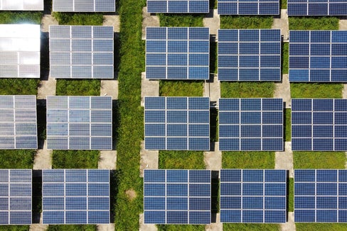 Energiegemeinschaften bringen durch erneuerbare Energiegewinnung zahlreiche Vorteile für Bevölkerung und Umwelt mit sich. (Foto: Anders J/Unsplash)