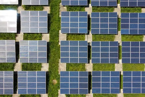 Le comunità energetiche vogliono portare a gruppi di cittadini i vantaggi (anche ambientali) delle energie rinnovabili (Foto: Anders J/Unsplash)